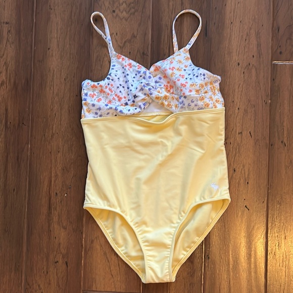 NEW Abercrombie Kids Yellow White Floral Cut Out One Piece Swimsuit Girl's 11/12 - Picture 1 of 3